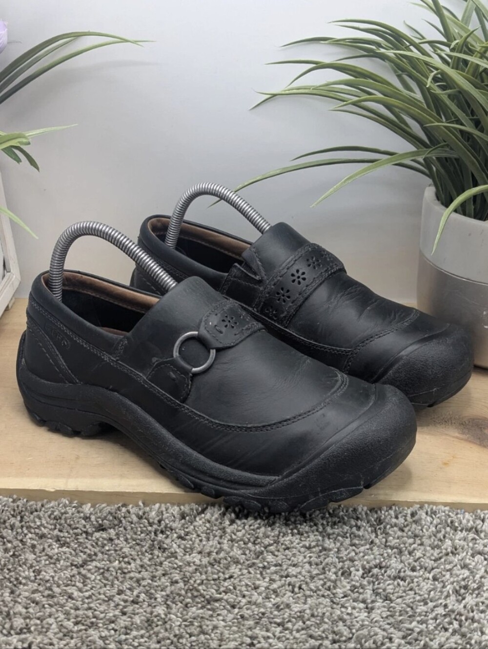 Keen Kaci  Women's Size 8.5 Leather Hiking Shoes Casual Comfort Slip On